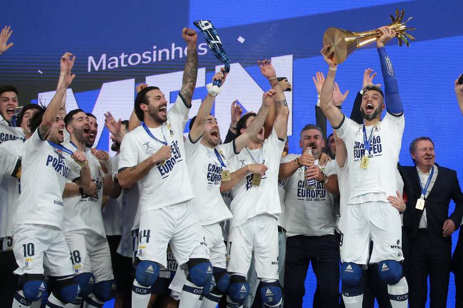 OC Barcelos levantou troféu