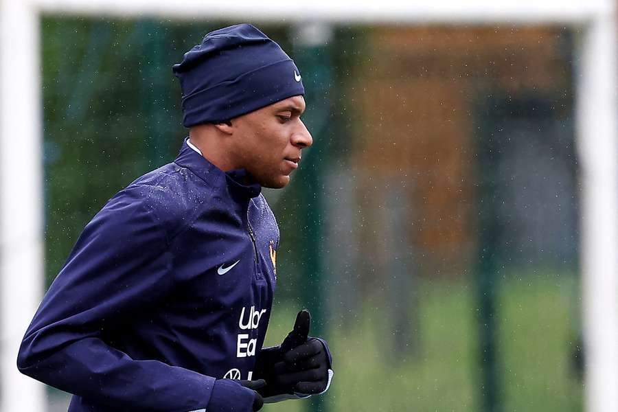 Mbappé durante treino da França 