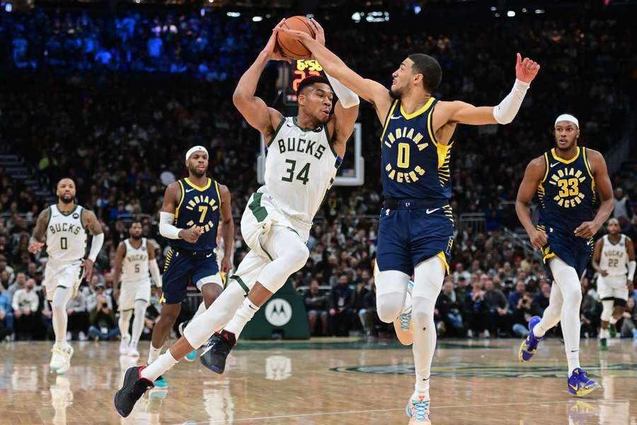 Giannis Antetokounmpo in duel met Tyrese Haliburton