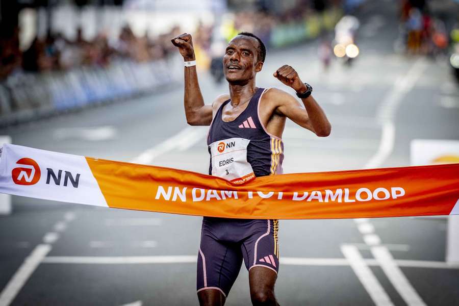 Muktar Edris komt als winnaar over de streep bij de 37e editie van de Dam tot Damloop