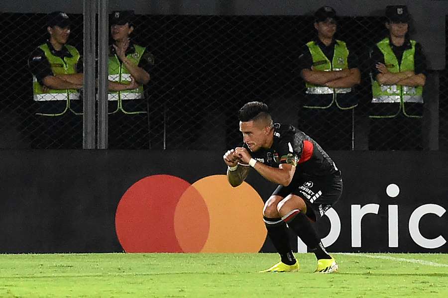 Bryan Carrasco celebra o 1º gol chileno