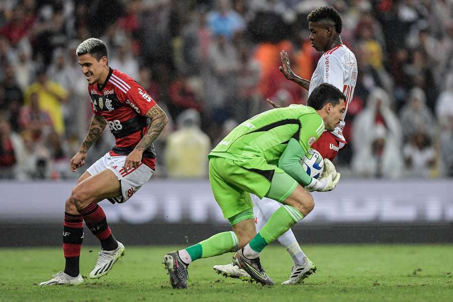 Flamengo não se aproveita do Inter com reservas, fica no empate em casa e sai vaiado