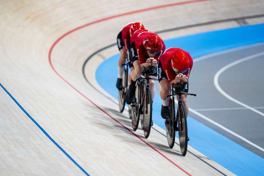 Danmark er sikret medalje ved 4000 meter holdforfølgelsesløb.