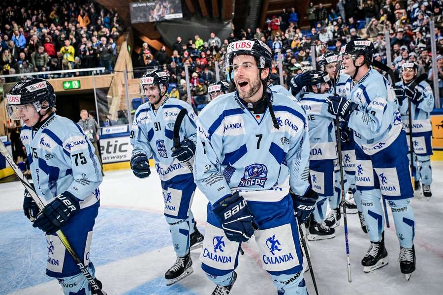 Die Straubing Tigers schlagen Team Canada und erreichen das Finale.