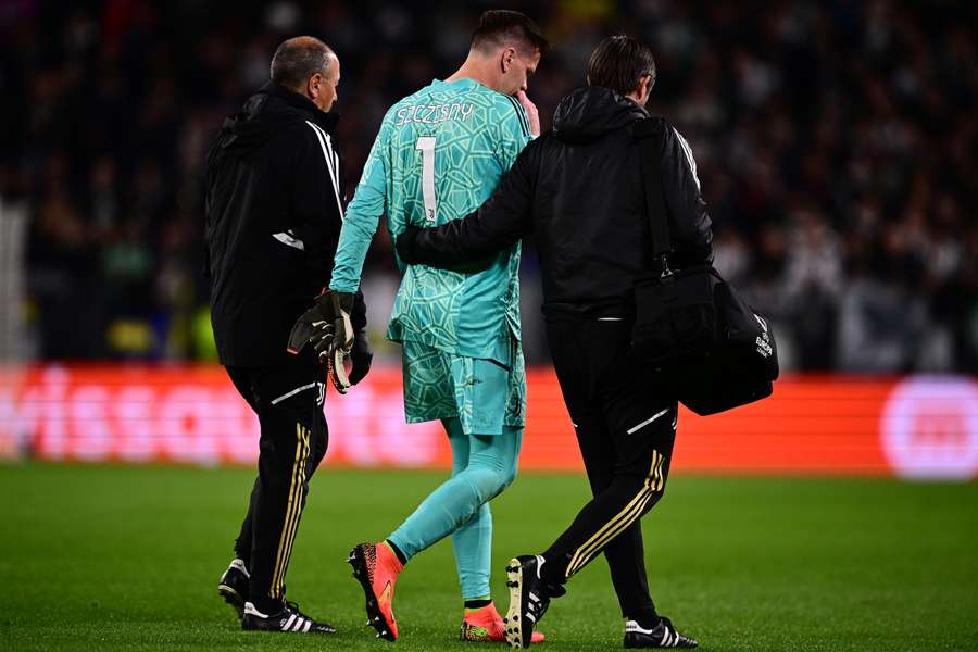 Szczesny sentiu palpitações e teve de sair na primeira parte do jogo com o Sporting
