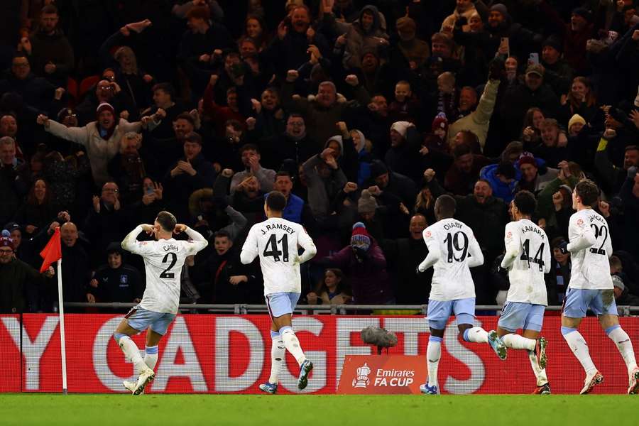 L'Aston Villa esulta per il gol decisivo