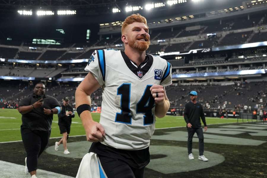 Il quarterback dei Carolina Panthers Andy Dalton festeggia dopo la partita contro i Las Vegas Raiders all'Allegiant Stadium.