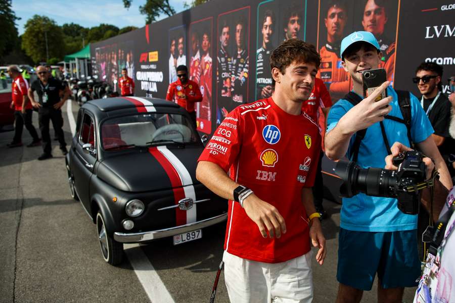 Formuła 1 - Leclerc za kierownicą Fiata 500