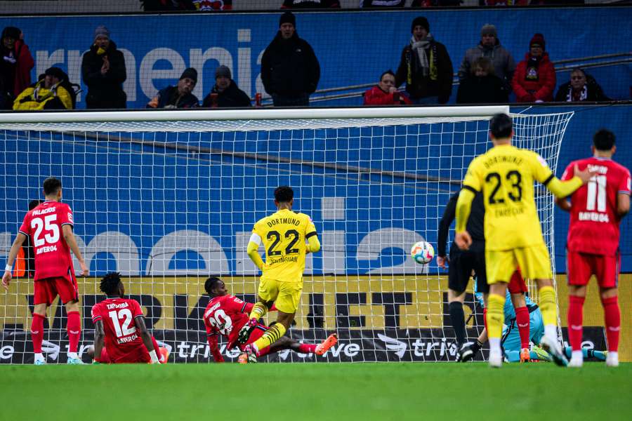 Tapsoba quase marcou dois gols contra na partida deste domingo