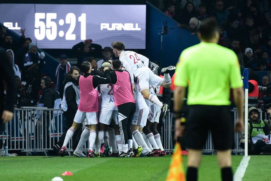 Veľká radosť hráčov Lyonu zo streleného gólu.