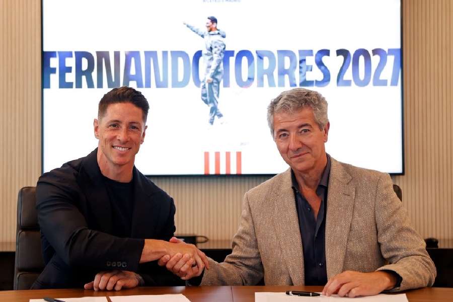Fernando Torres, tras firmar su contrato, junto a Miguel Ángel Gil Marín Fernando Torres, tras firmar su contrato, junto a Miguel Ángel Gil Marín
