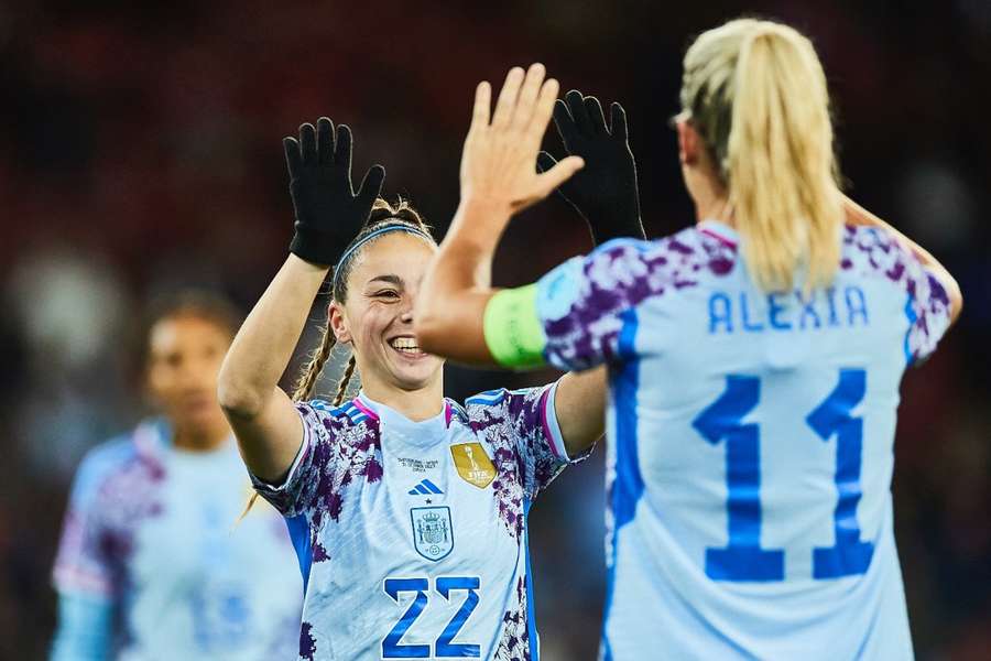 Athenea del Castillo y Alexia Putellas celebran un gol en Suiza