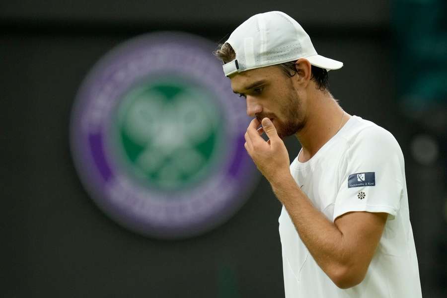 Macháče limitovaly ve Wimbledonu křeče, diváky přesto nadchl efektní rybičkou