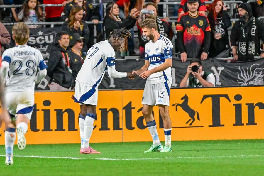 Müller bedankt sich bei Diaby für dessen Vorlage