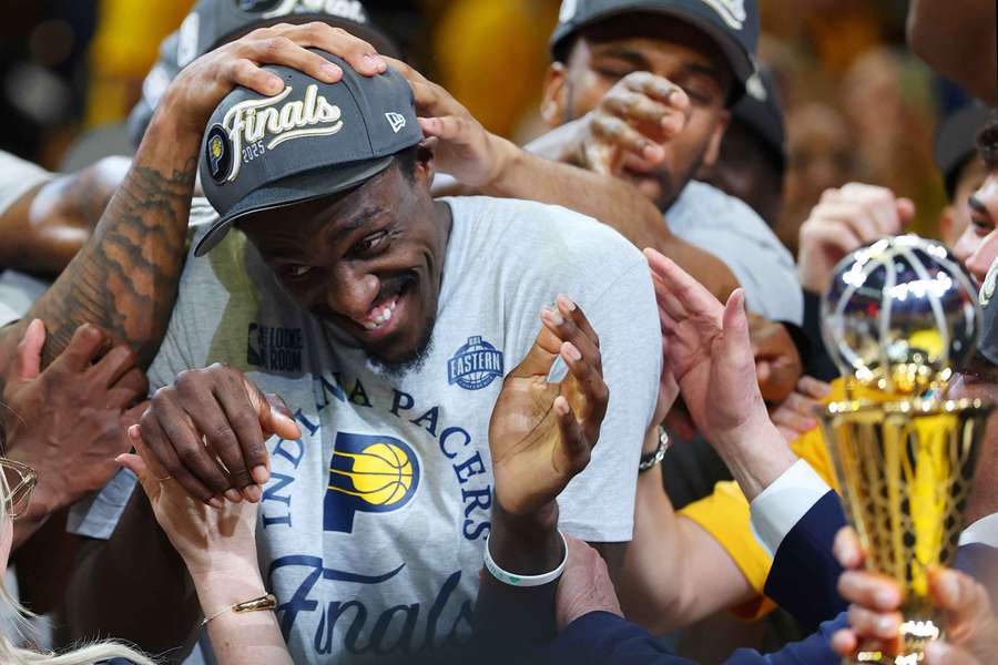 Paskal Siakam, felicitado por sus compañeros tras recibir el MVP
