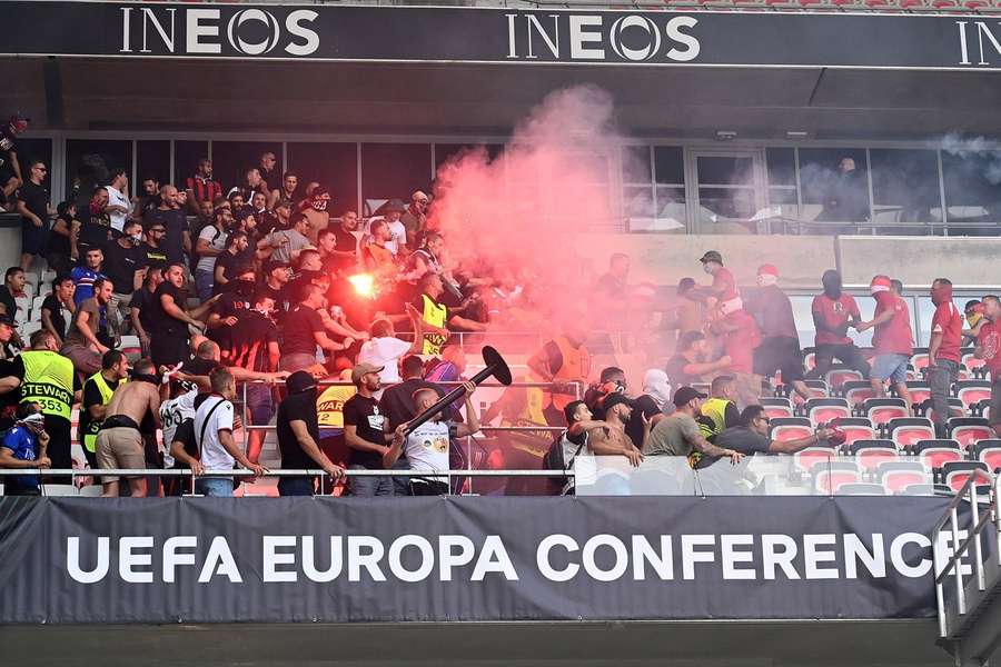 UEFA potrestala Nice za výtržnosti příznivců v zápase Evropské konferenční ligy proti Kolínu nad Rýnem.