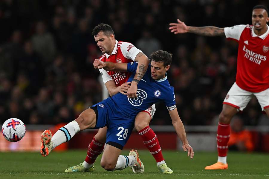 Arsenal generobrer førsteplads i Premier  League med sikker sejr i London-derby