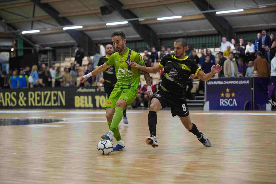 Mario Rivillos, del Palma Futsal, protege el balón ante un jugador del Sporting de París