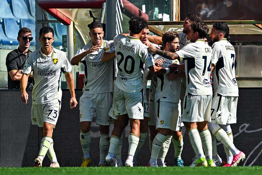L'esultanza di Kvernadze e i suoi compagni dopo l'1-0 L'esultanza di Kvernadze e i suoi compagni dopo l'1-0