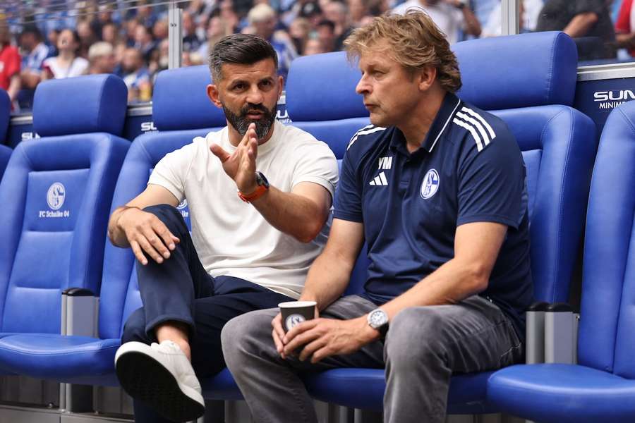 Schalke-Trainer Miron Muslic (l.) im Gespräch mit Youri Mulder.