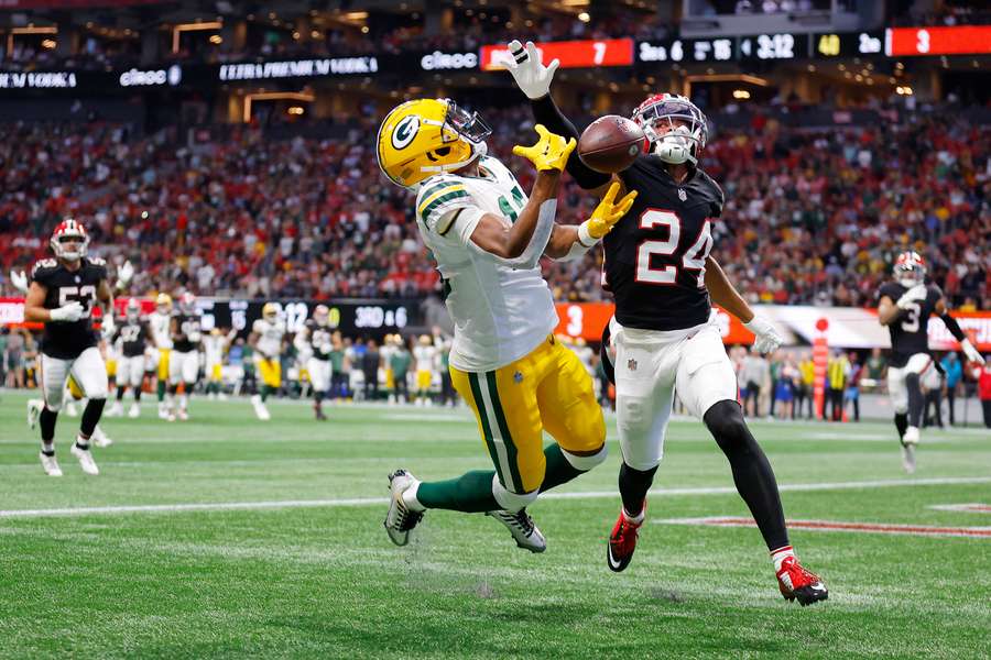 A.J. Terrell probeert te voorkomen dat Dontayvion Wicks van de Packers de bal vangt