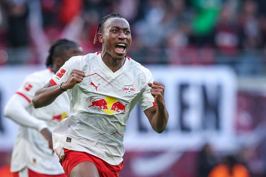 RBs Yan Diomande jubelt nach seinem Tor gegen Augsburg.