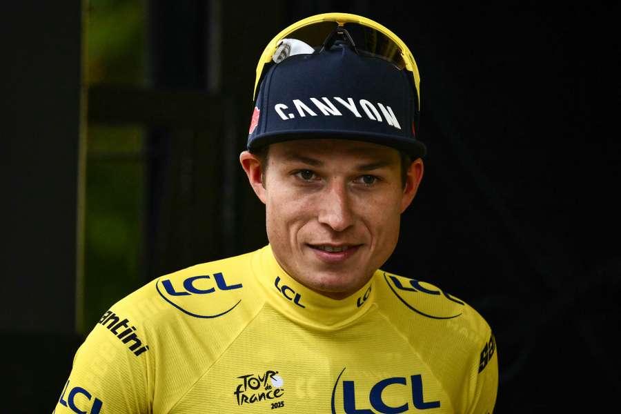 Jasper Philipsen con el maillot amarillo