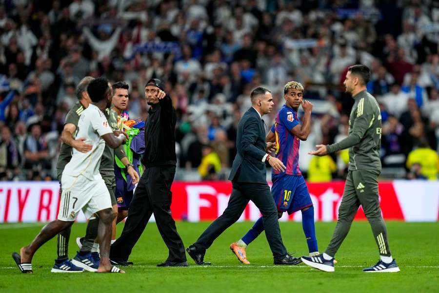 Dialog aprins între Vinicius Junior și Lamine Yamal după finalul El Clasico Dialog aprins între Vinicius Junior și Lamine Yamal după finalul El Clasico