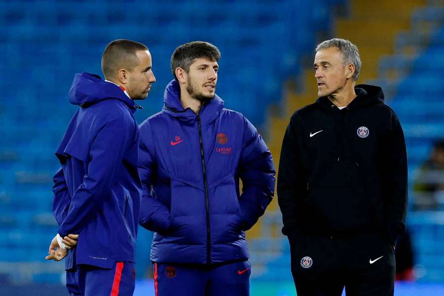 Luis Enrique et son staff à Manchester. Luis Enrique et son staff à Manchester.