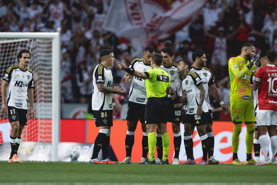 Arbitragem esteve confusa no Beira-Rio, contando com ajuda do VAR por mais de uma vez Arbitragem esteve confusa no Beira-Rio, contando com ajuda do VAR por mais de uma vez