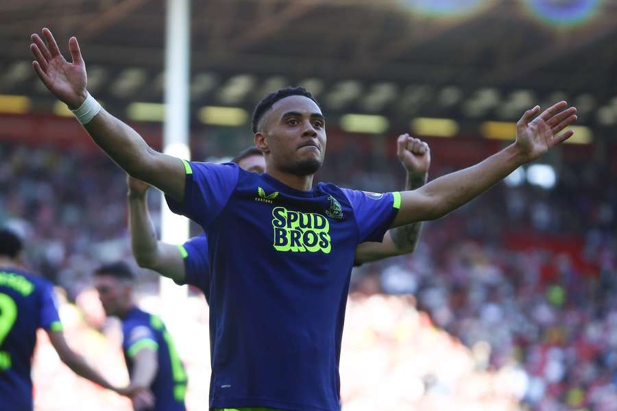 Lewis Dobbin vai jogar no Southampton Lewis Dobbin vai jogar no Southampton
