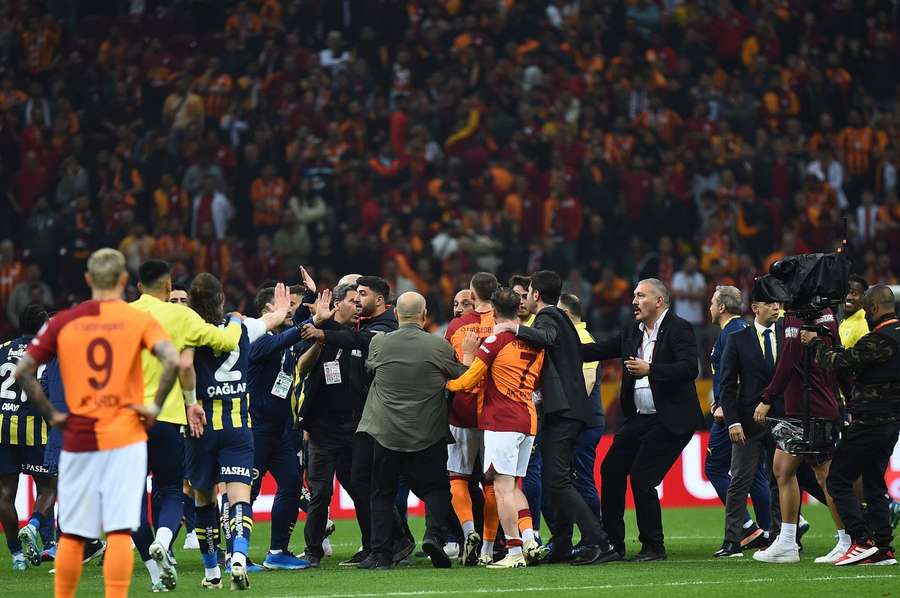 Na afloop van de derby tussen Galatasaray en Fenerbahçe braken rellen uit op het veld