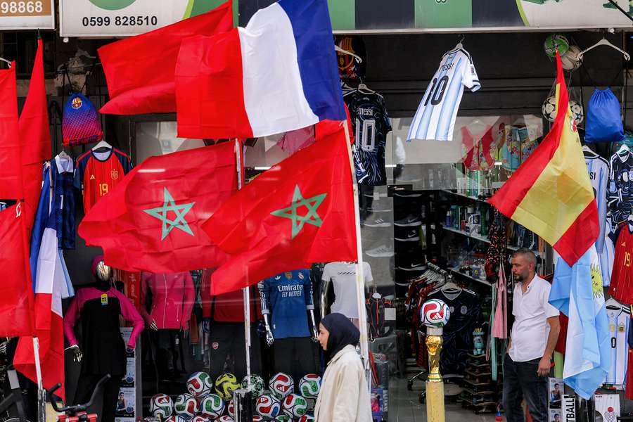 Fútbol sin fronteras: banderas de Francia y Marruecos en Hebrón, Palestina Fútbol sin fronteras: banderas de Francia y Marruecos en Hebrón, Palestina