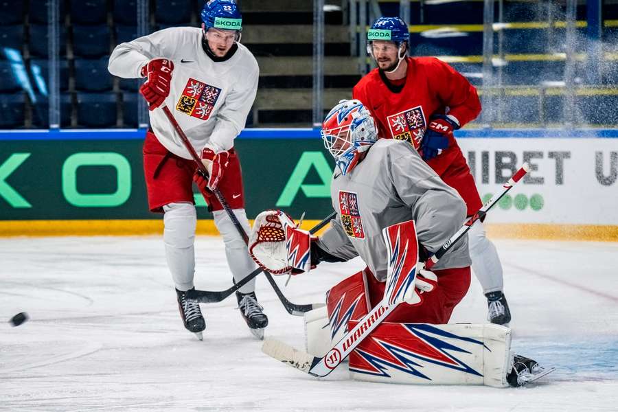 Jáchym Kondelík (vlevo) a Tomáš Kundrátek (vpravo) si proti Dánsku nezahrají.