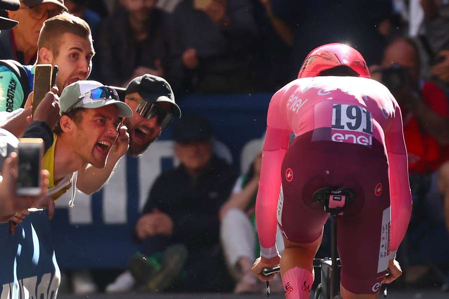 Pogacar venceu o contrarrelógio da sétima da etapa diante do especialista Filippo Ganna