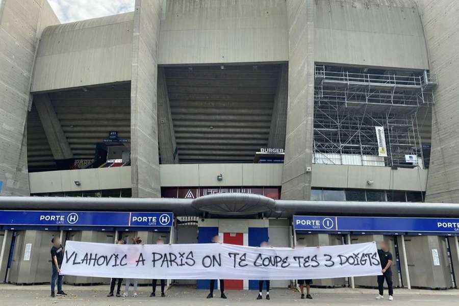 Adeptos do Paris Saint-Germain manifestaram-se contra a contratação de Dusan Valhovic