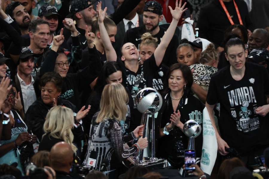 Jogadoras do New York Liberty recebem o troféu de campeão da WNBA