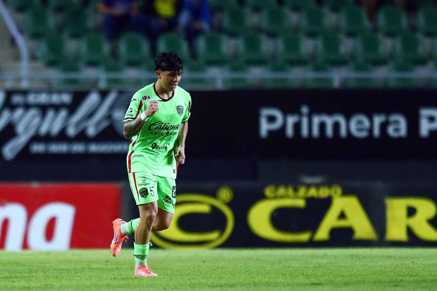Denzel García celebra un gol