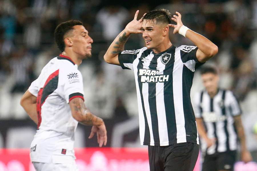 Mateo Ponte comemora gol do Botafogo contra o Atlético-GO