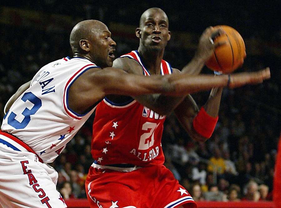 Michael Jordan (E) defende Kevin Garnett na última presença de Jordan num All-Star Game da NBA, em 2003