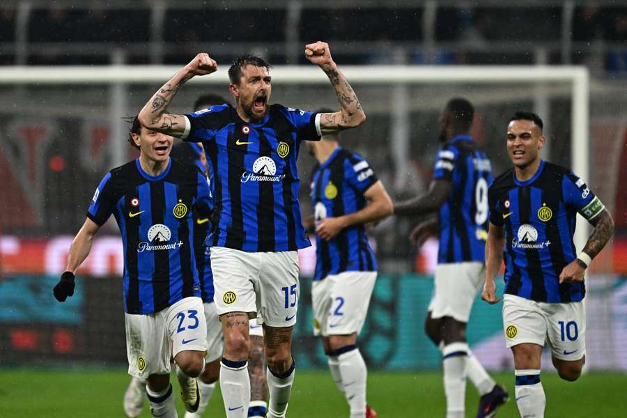 Acerbi, que se sagrou campeão pela primeira vez, foi o autor do primeiro golo do Inter