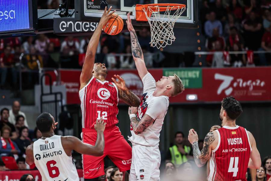Luka Samanic, a punto de colocar un tapón a Joel Soriano en un Casademont Zaragoza-Baskonia de esta temporada