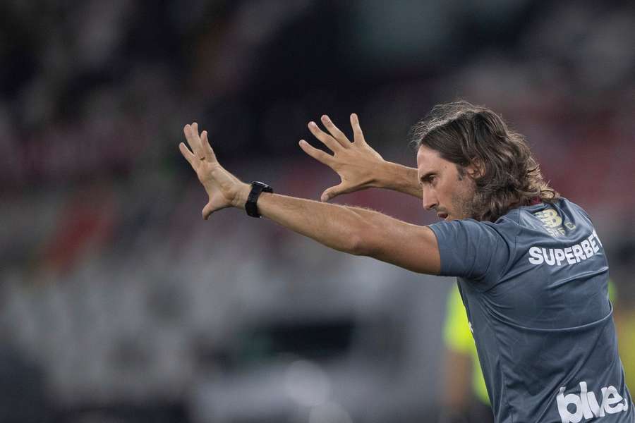 Zubeldía perde a linha quando perguntado sobre bate-boca entre jogadores do São Paulo