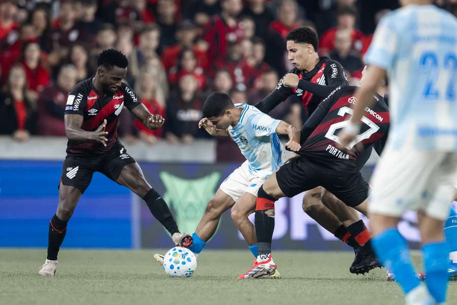 Athletico-PR teve que redobrar atenção defensiva após expulsão