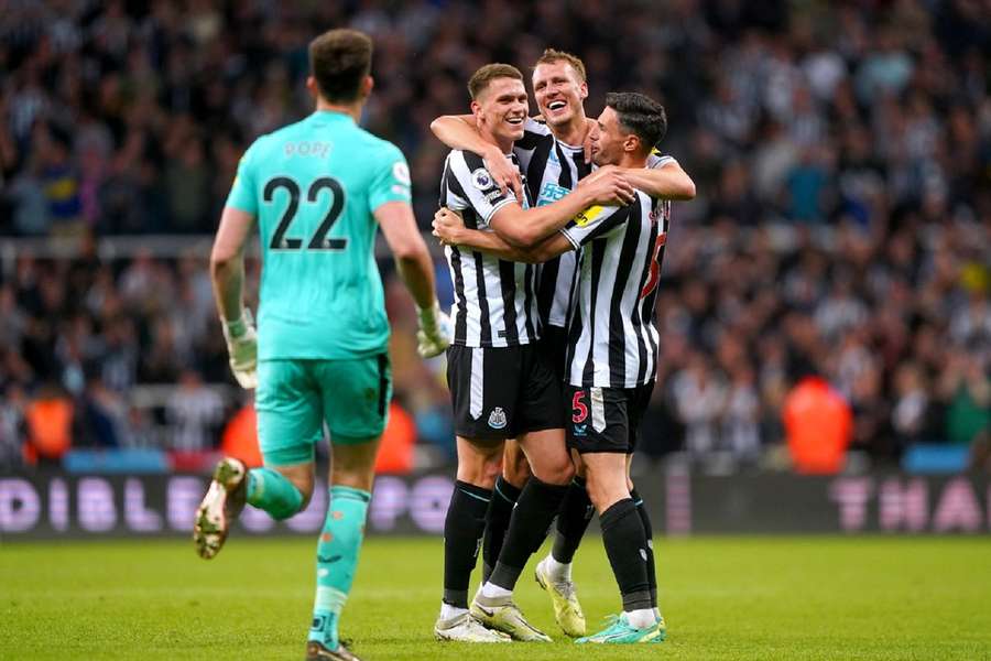 Botman (L) viert het behalen van Champions League-voetbal met Dan Burn en Fabian Schar