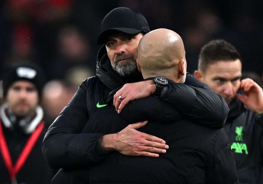 O treinador alemão do Liverpool, Jurgen Klopp, abraça o treinador espanhol do Manchester City, Pep Guardiola