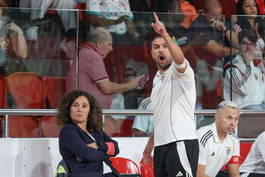 Paulo Roxo no banco do Benfica Paulo Roxo no banco do Benfica
