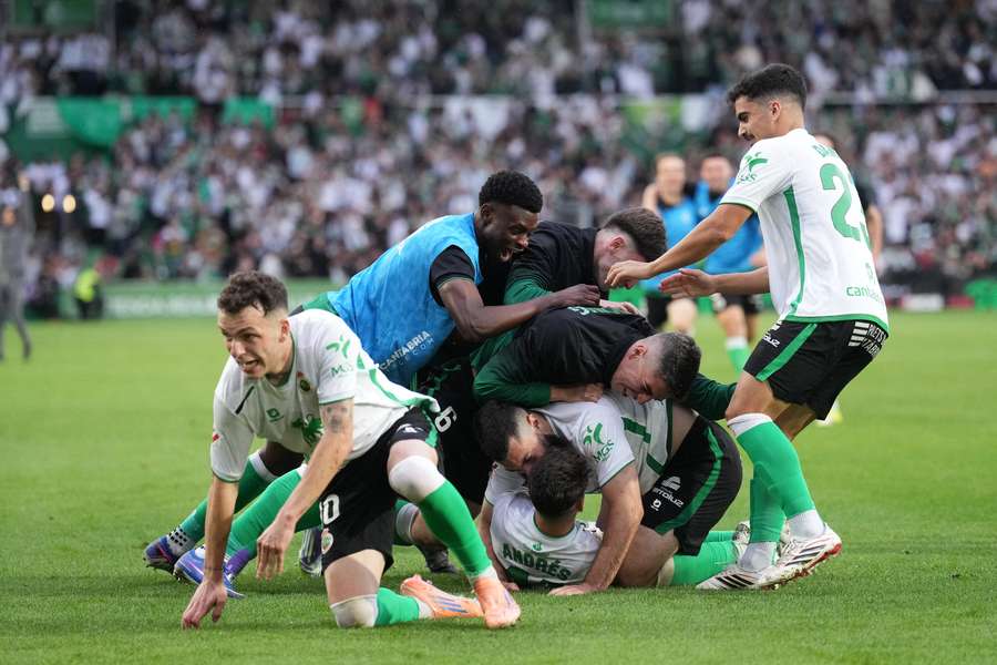 Los jugadores del Racing de Santander celebran el ascenso a Primera Los jugadores del Racing de Santander celebran el ascenso a Primera