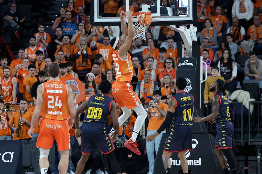 Sako machaca el aro andorrano