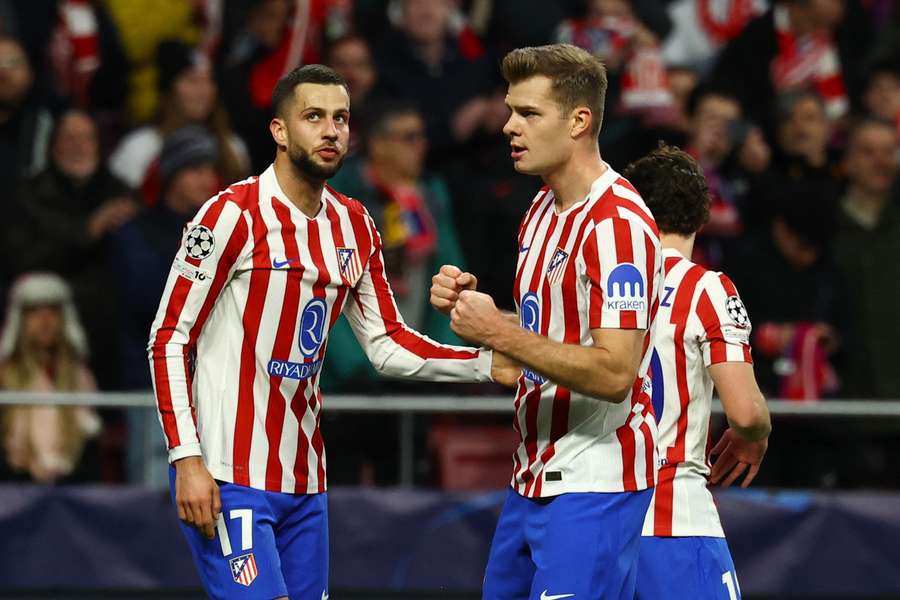 Hancko y Sorloth celebran un gol del Atlético